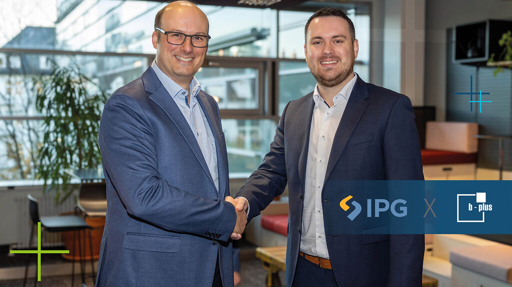 Handshake Steffen Schmidt and Marius Reuther